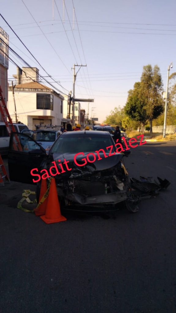 Supuestamente en estado de ebriedad, sujeto provocó accidente afuera del Parque Ecológico y casi mata a trabajadores de Megacable