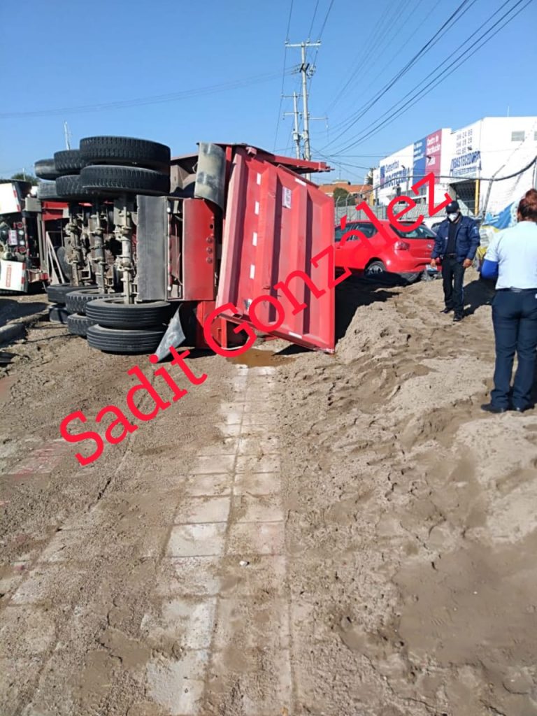 Se vuelca tractocamión en la federal a Tehuacán