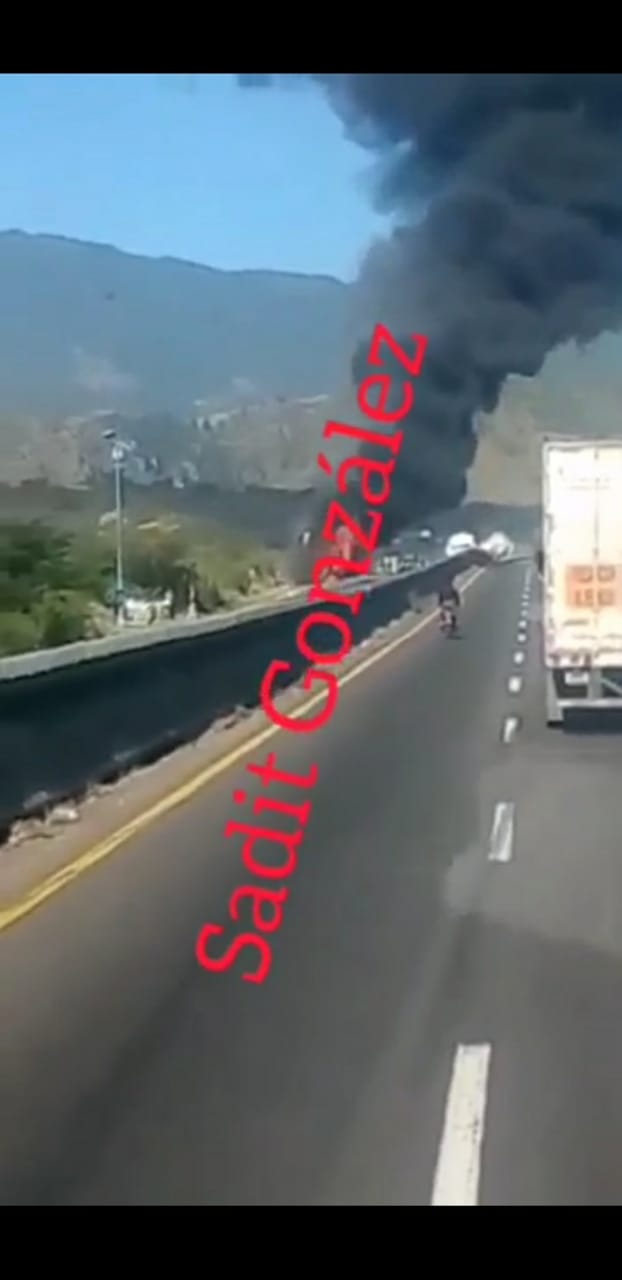 Video desde Puebla: Arde tráiler sobre la México-Orizaba