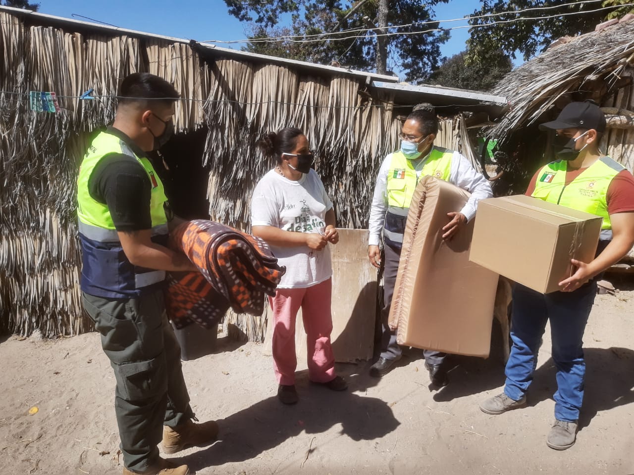 Desde Tlaxcala: Protección Civil entregó en el Carmen Tequexquitla apoyos por temporada invernal