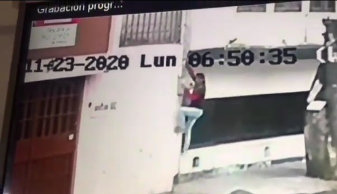 Video desde Puebla: En la colonia Anzures, cámaras graban a ratero escalando para meterse a una casa