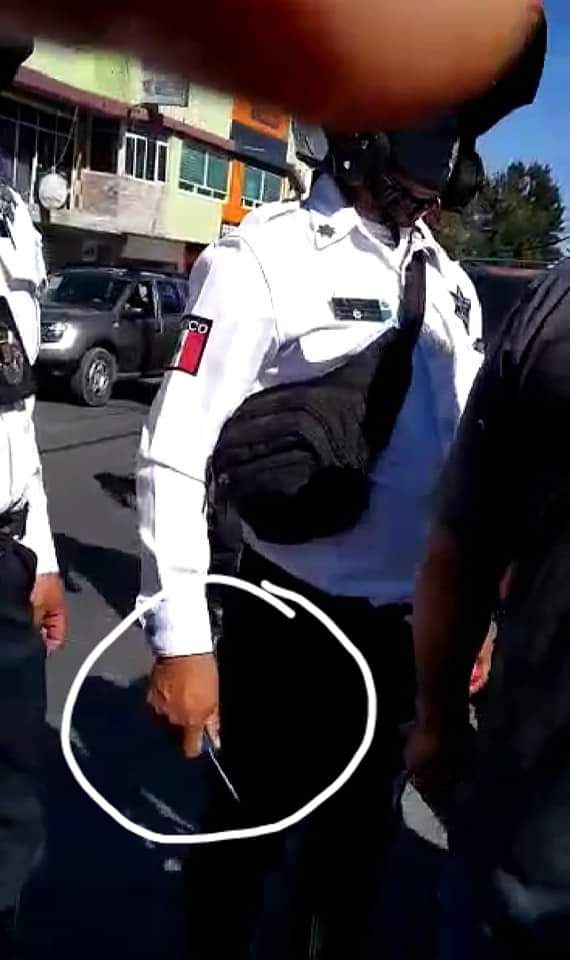 “Fino’ agente de tránsito de Texmelucan amenaza con un picahielo a ciudadano
