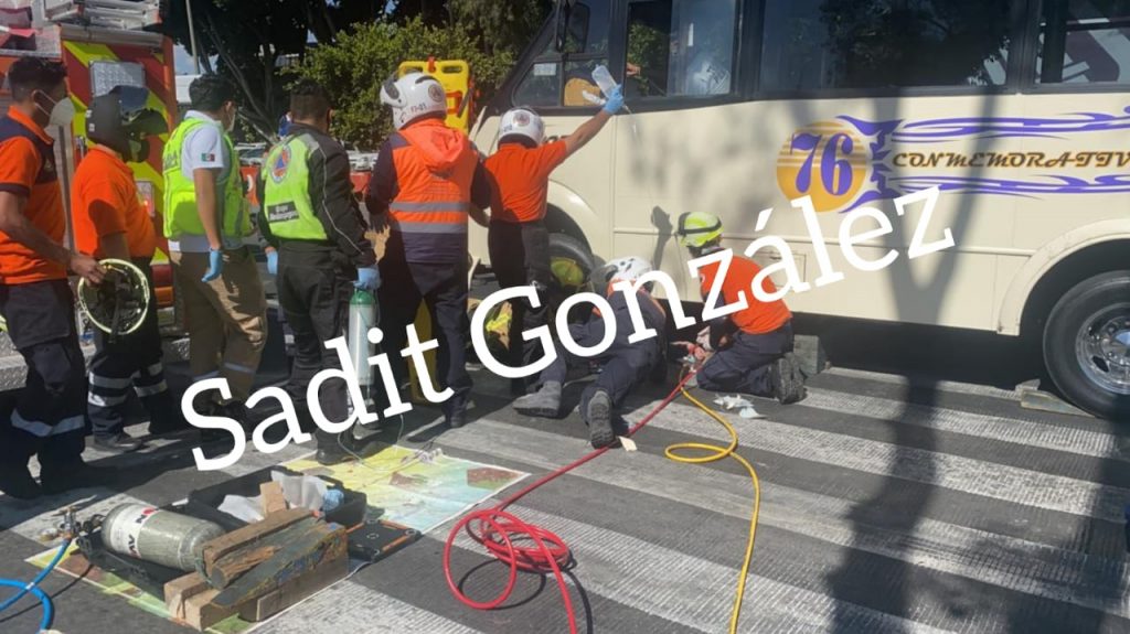 Ruta 76 atropella a mujer de la tercera edad, queda debajo de la unidad y vive para contarla