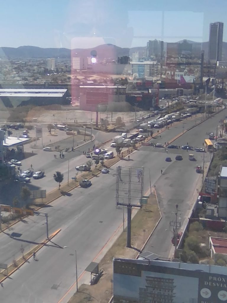 Vecinos de Cacalotepec bloquean la vía Atlixcáyotl y exigen frenar expansión de Lomas de Angelópolis