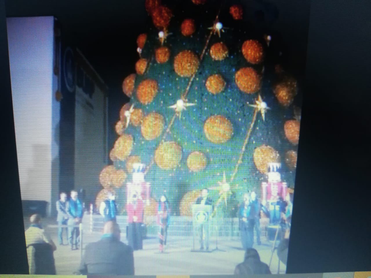 Video desde Puebla: Rector Esparza Ortiz enciende árbol navideño en el CCU BUAP