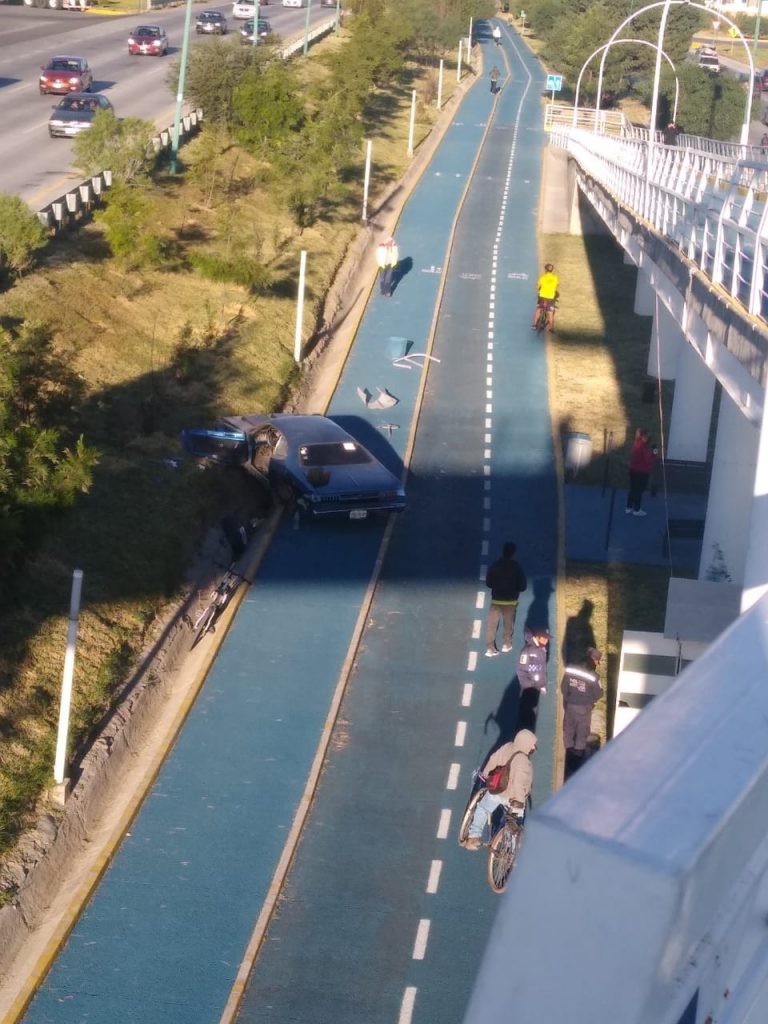Le chocan en el periférico y lo mandan a la ciclopista donde personas se ejercitaban