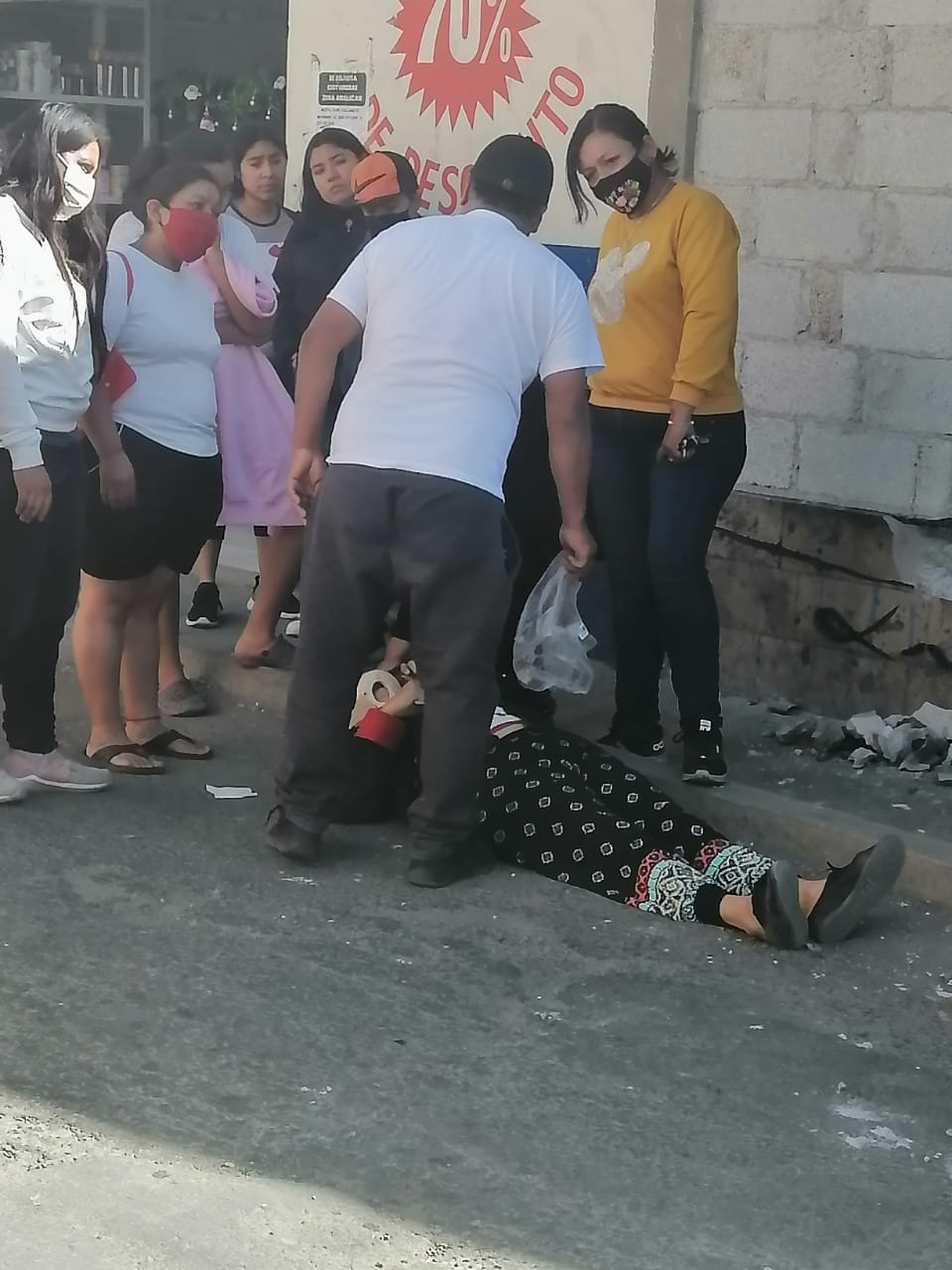 Mujer caminaba en una calle de Chachapa…y que le cae una estructura metálica