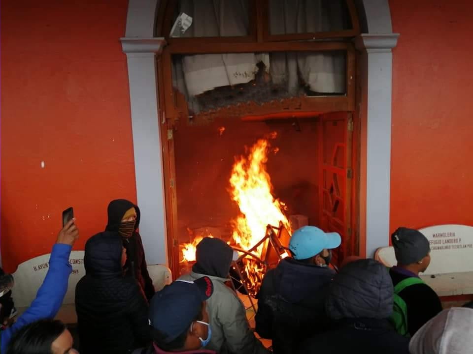 Fotonota: Vecinos de Chignautla atacan el palacio municipal y se enfrentan a la policía en protesta contra la privatización del agua