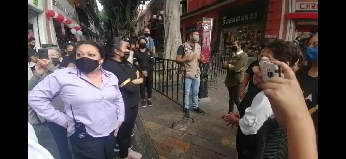 Video desde Puebla: Cierra ayuntamiento la calle 5 de mayo y establecidos pierden 2 horas de ventas, acusó José Juan Ayala
