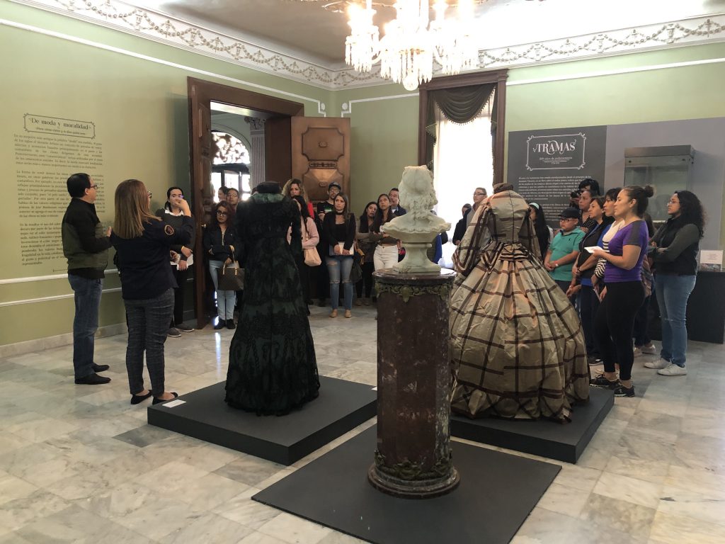 Recorrido guiado con intérprete de Lengua de Señas Mexicano en el Cossío