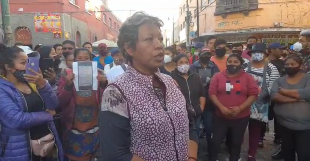 En pleno centro se enfrentan ambulantes por el control de la vía pública