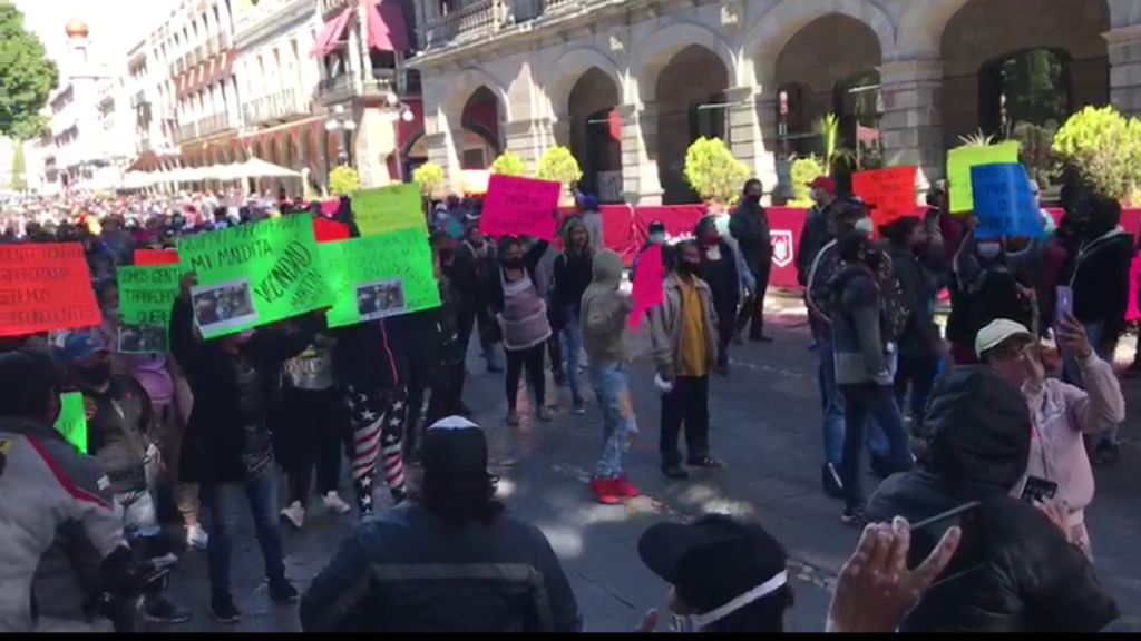 Ambulantes de Fuerza 2000 se manifiestan lugares en la vía pública