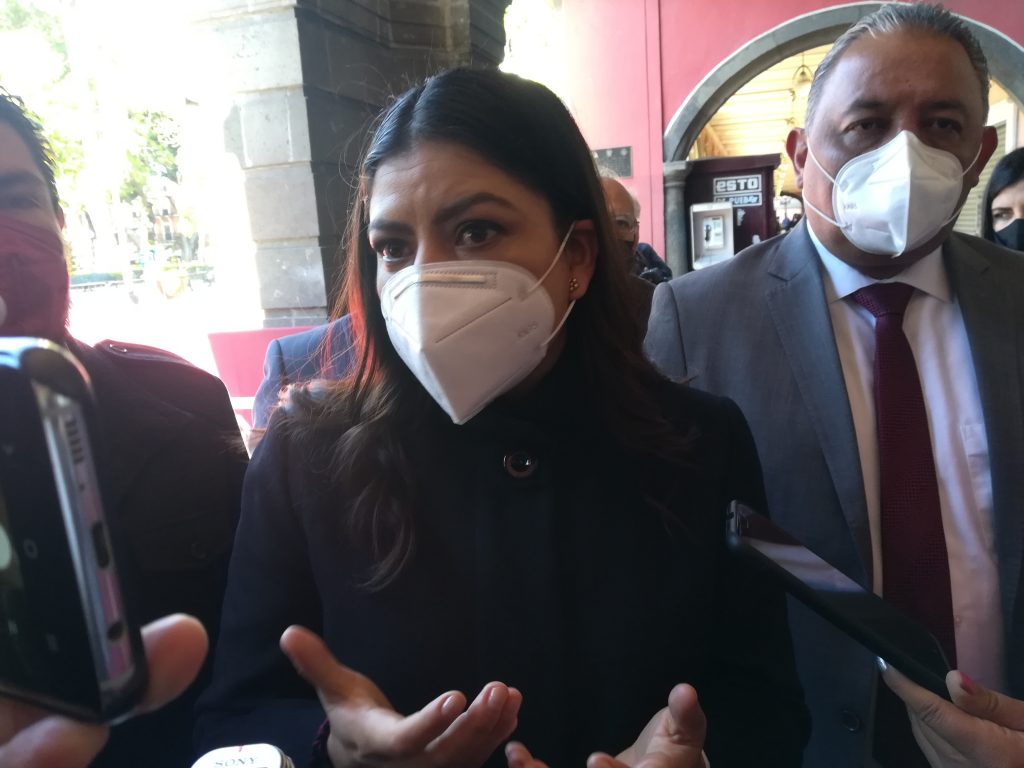 Serán dados de bajas servidores públicos que solapen ambulantes, advirtió Claudia Rivera