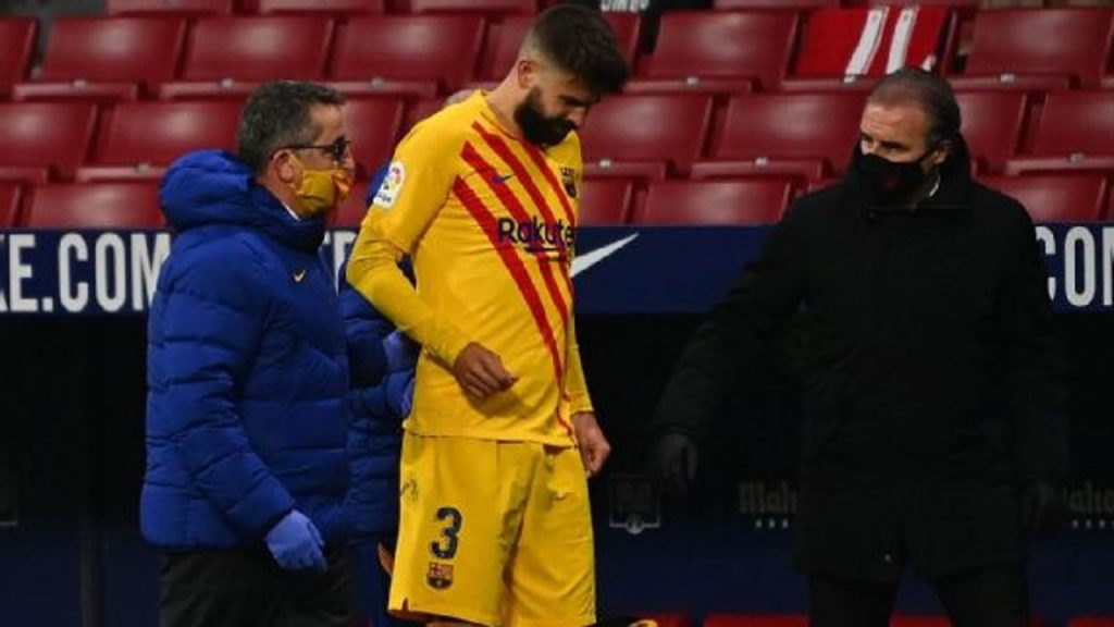 Piqué se pone en manos de un experto para definir cómo tratar la lesión en la rodilla