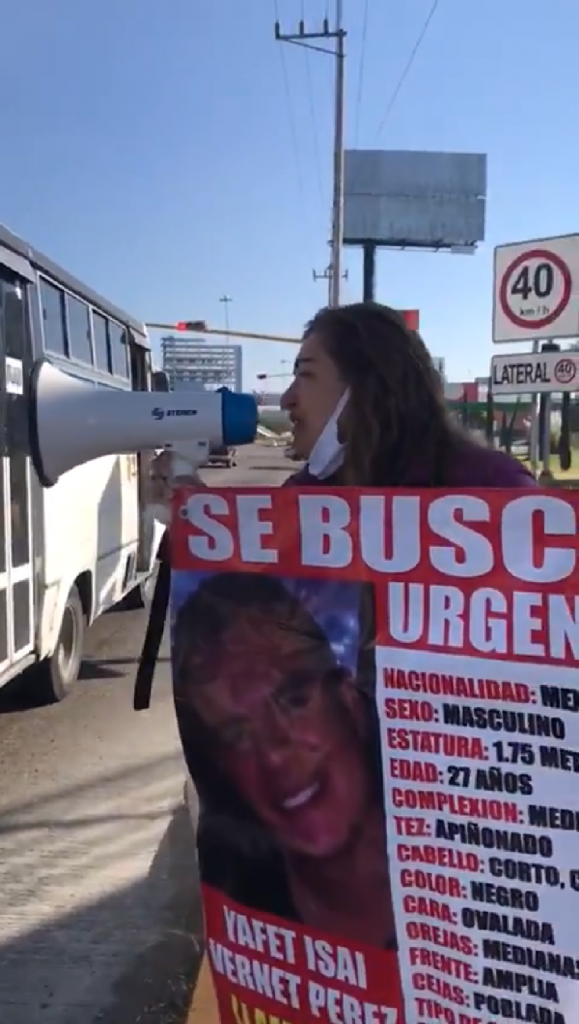 Madre desesperada por la desaparición de su hijo sale a perifonear a las calles de Puebla