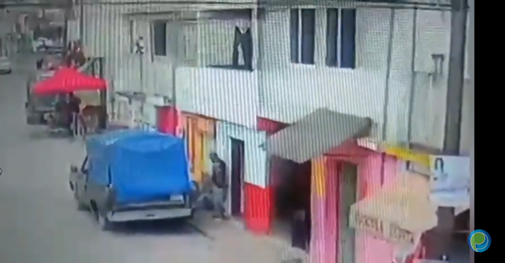 Graban momento en el sujetos armados se roban una camioneta en Chachapa