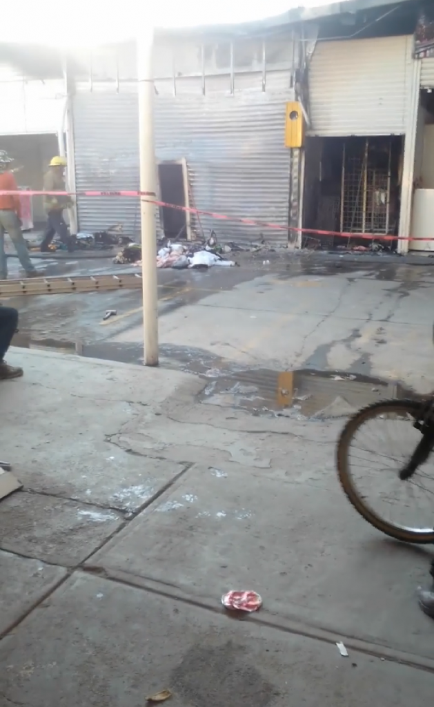 Arde local de llantas en Texmelucan