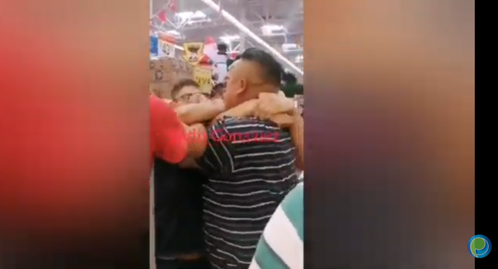 Video desde Puebla: Detienen a presunto ladrón dentro de Walmart