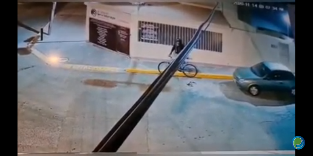 Video desde Puebla: Graban a ladrón de baterías de carro en San Baltazar Campeche