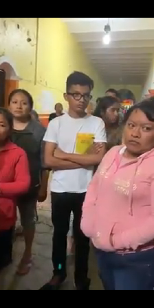 Menores de edad muestran los golpes que recibieron por parte de policías municipales de Altepexi