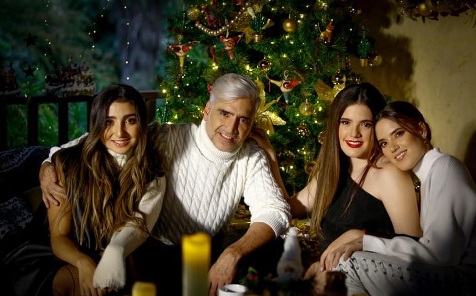 Alejandro Fernández canta con sus hijas “Blanca Navidad”