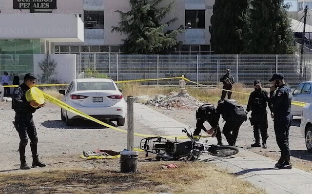 Video desde Puebla: Explota una motocicleta afuera del Cereso de San Miguel