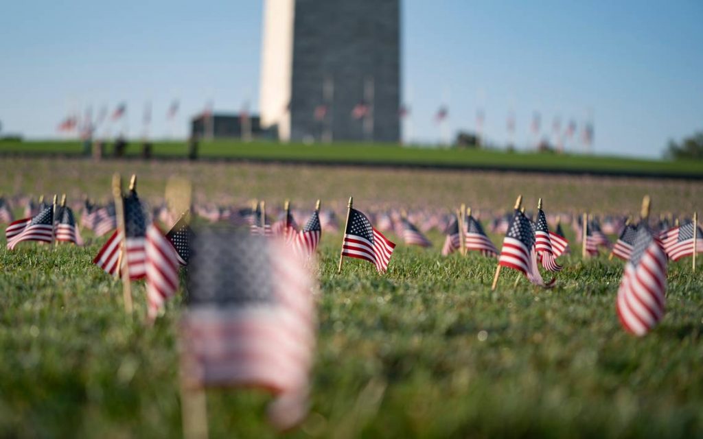 Bolsas a la baja, mientras la epidemia recrudece en EU