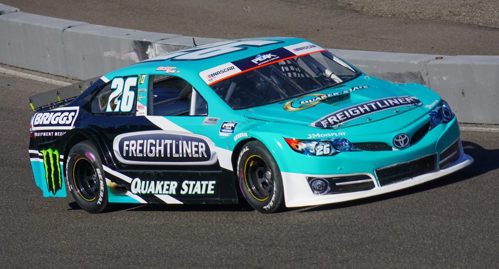 Hugo Oliveras y Santiago Tovar cruzan la meta queretana de la semifinal en las posiciones 5 y 6