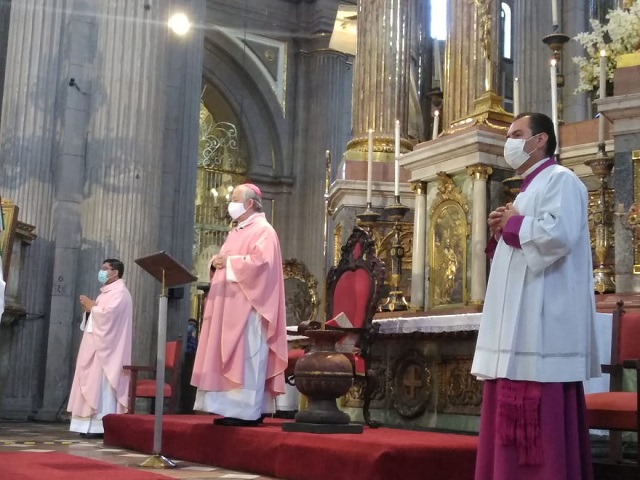 Pide Arzobispo de Puebla no celebrar posadas ni Navidad de manera multitudinaria 