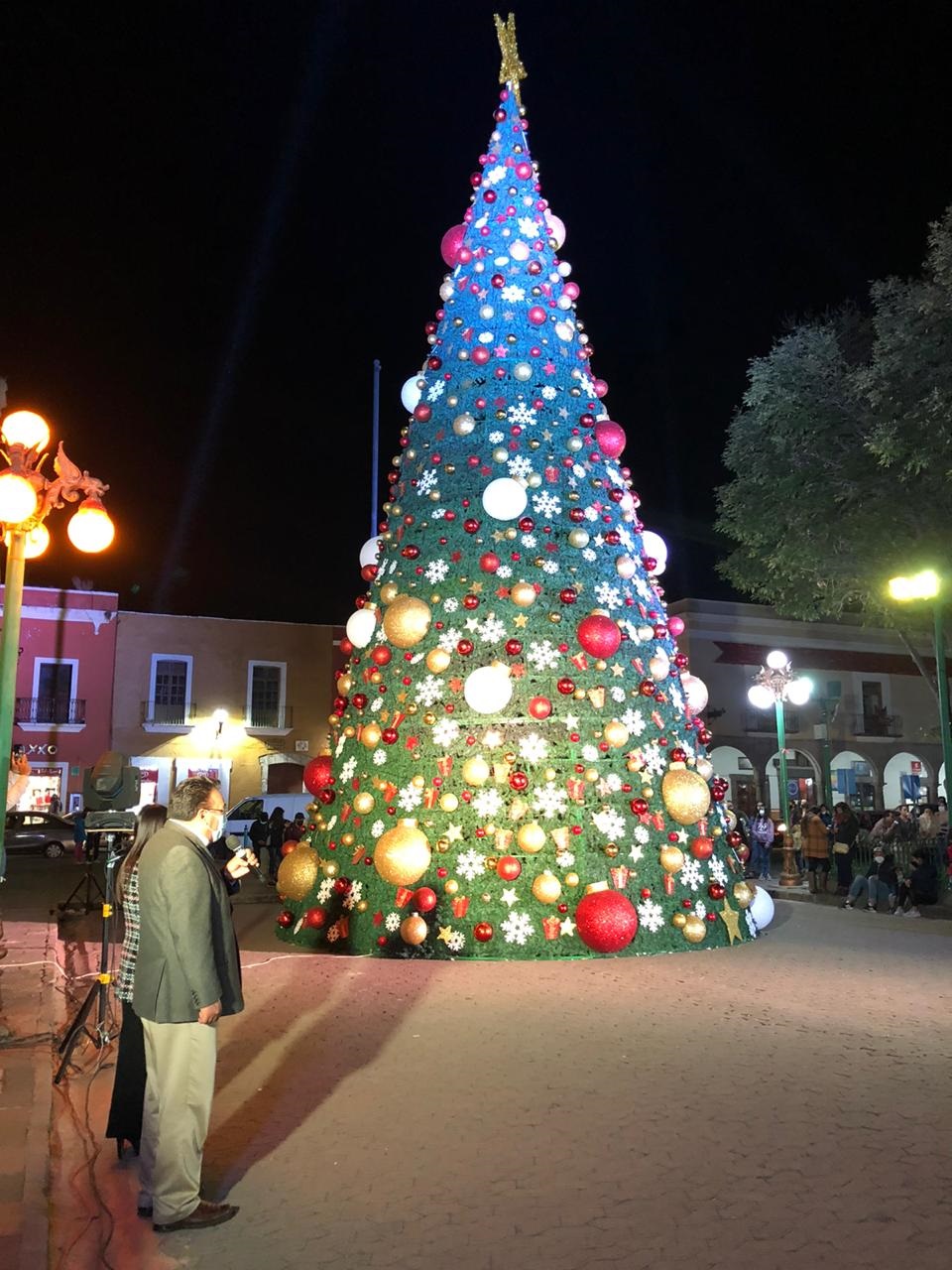 Desde Tlaxcala: Encabeza secretario de Gobierno encendido del árbol y luces navideñas.