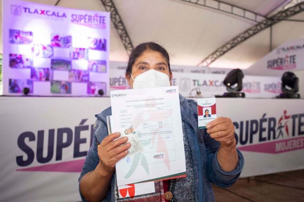 Continúa entrega de apoyos “Supérate mujeres”a jefas de familia.