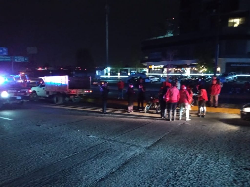 SSPTM de San Andrés brinda apoyo en accidente vial sobre vía Atlixcáyotl.