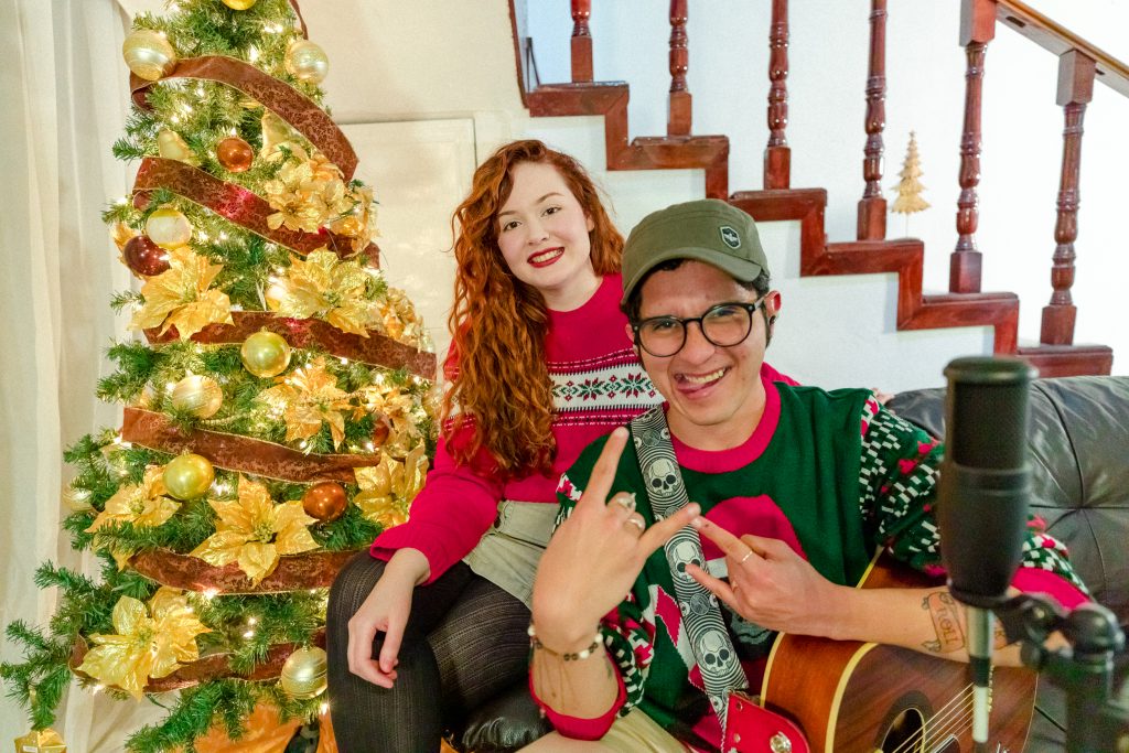 Beto Lobo y Naomi Tulipe han unido sus talentos para ofrecernos un video navideño de la canción “Ven a cantar”, para celebrar y despedir el 2020