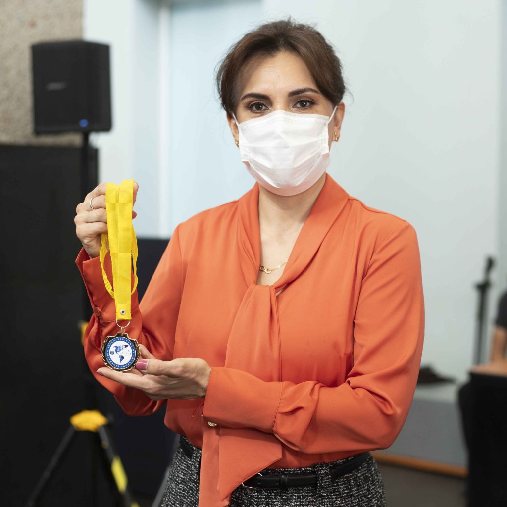 Recibe Sandra Chávez presea de la federación iberoamericana de abogados por su labor en favor de la niñez.