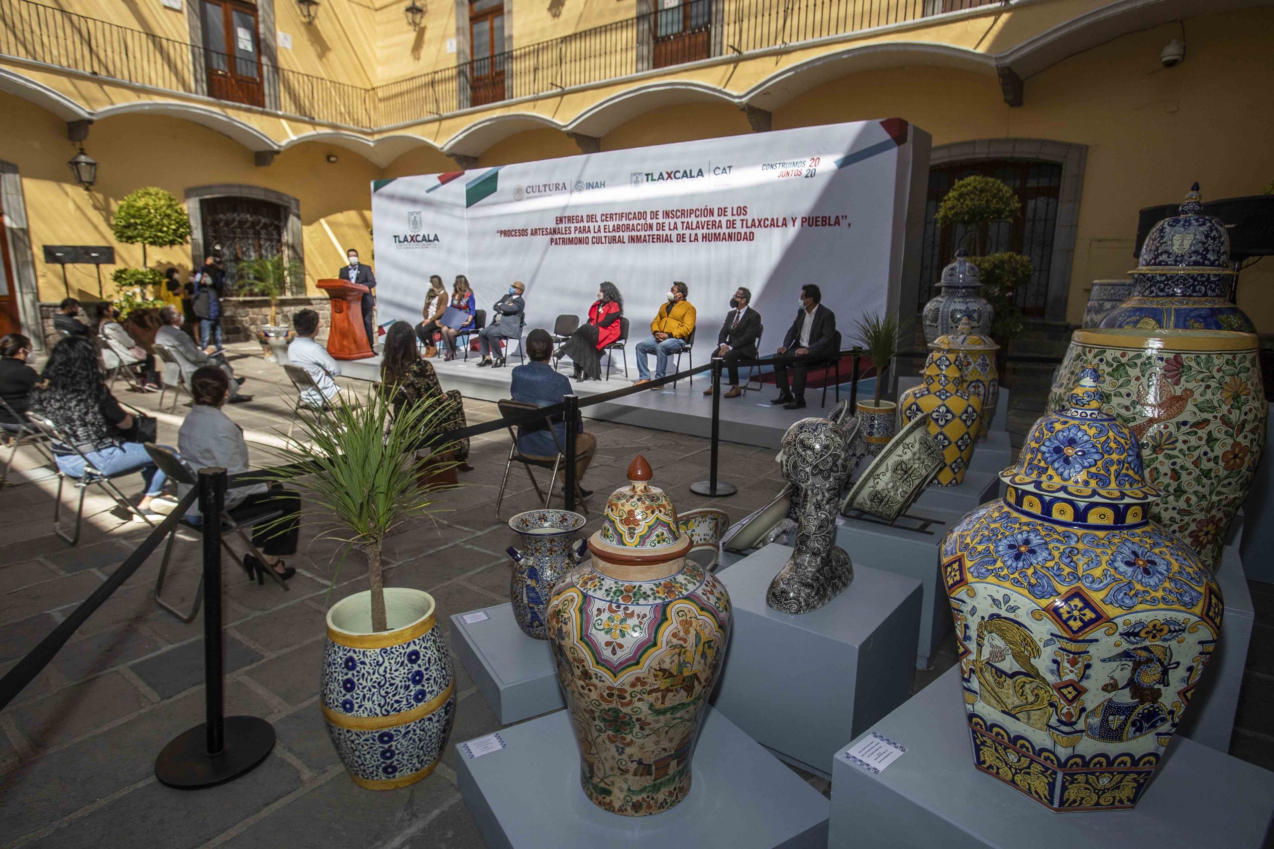 Recibe Marco Mena certificado de patrimonio cultural de la Unesco por Talavera de Tlaxcala