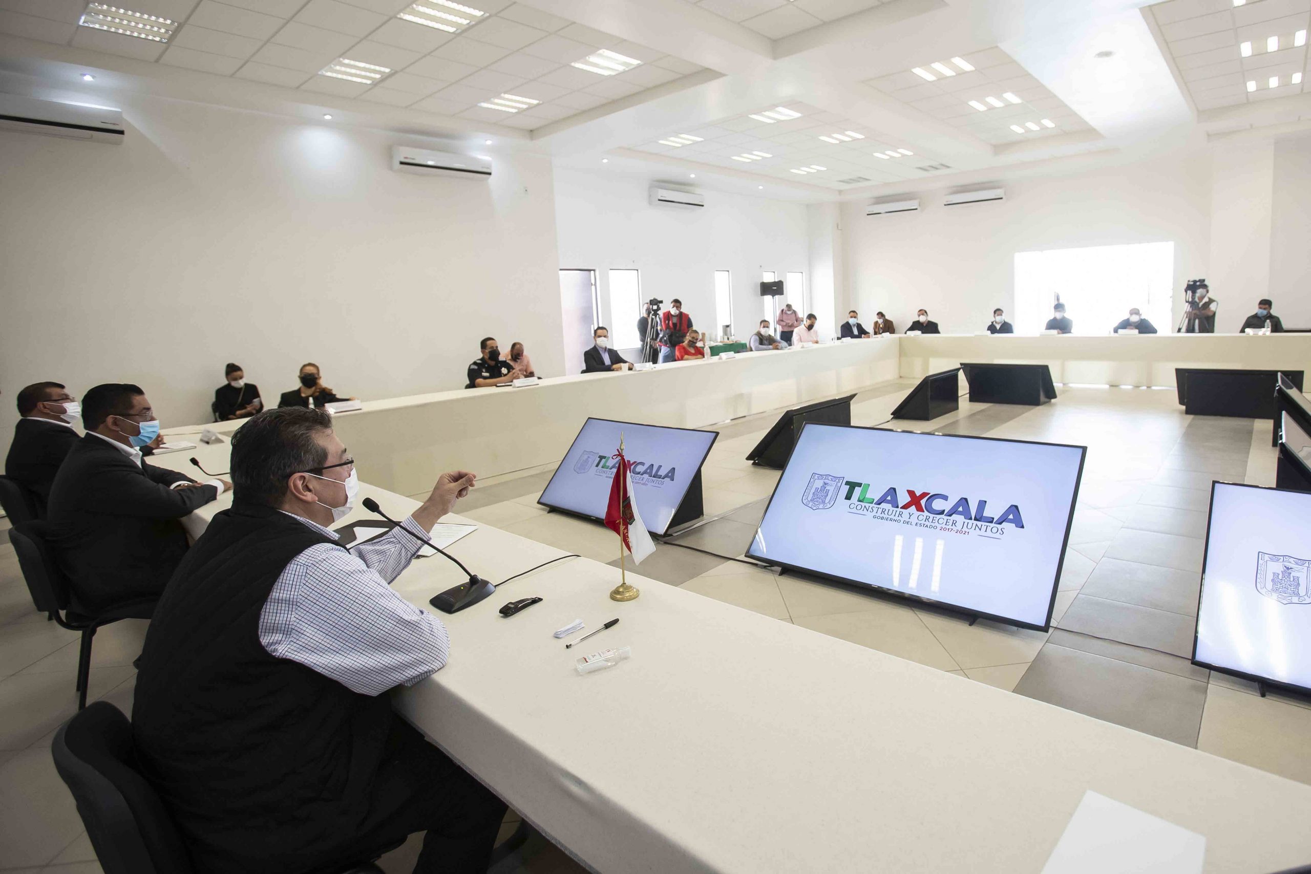 Marco Mena y presidentes municipales refuerzan acciones para contener contagios de Covid-19 en temporada invernal.