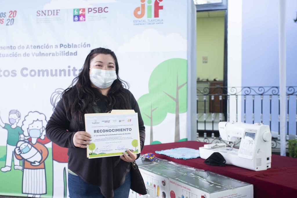 Entrega Sandra Chávez proyecto del programa salud y bienestar comunitario 2020.