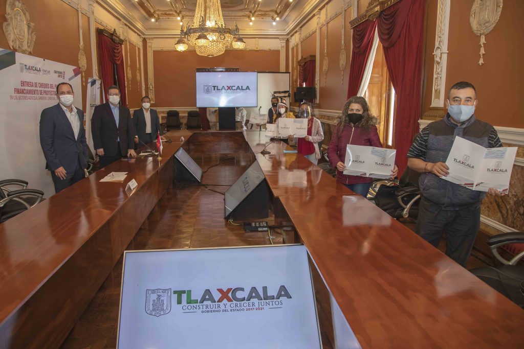 Marco Mena entrega apoyos a pequeñas empresas por Covid-19.