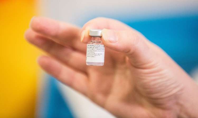 EU inicia vacunación contra COVID-19; Kentucky primer estado en aplicarla