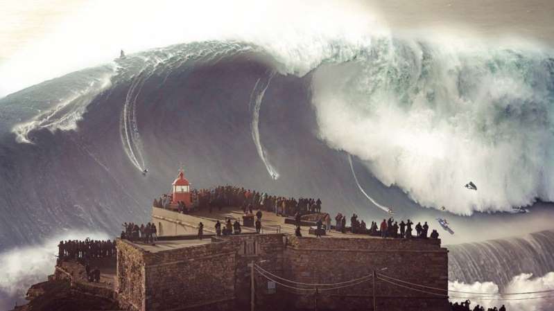 La inexplicable foto de las olas gigantes de Nazaré que está dando la vuelta al mundo
