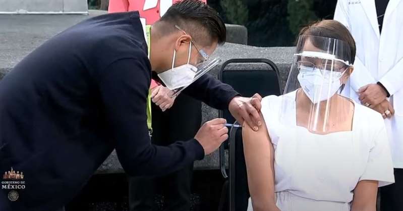 Inicia vacunación contra Covid-19 en México; la primera en recibirla es María Irene, jefa de enfermería