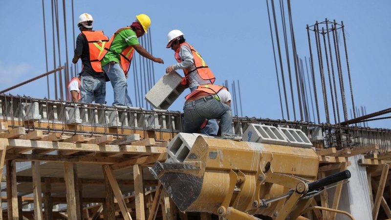 El personal ocupado total en la construcción presentó una caída de (-)0.4% en octubre: Inegi