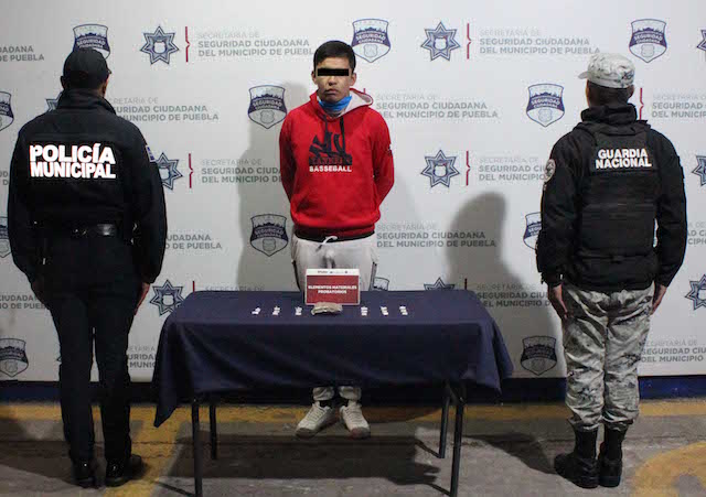 En combate al narcomenudeo, detuvo policía municipal de Puebla a tres hombres en posesión de posible droga