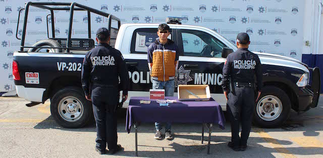 En oportuna intervención, detuvo policía municipal de Puebla a dos probables asaltantes de tiendas Oxxo