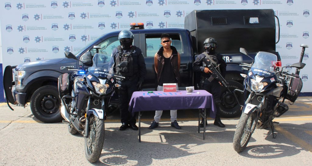 Aseguraron grupos tácticos de la Policía Municipal de Puebla más de 20 dosis de aparente droga; hay dos hombres detenidos.