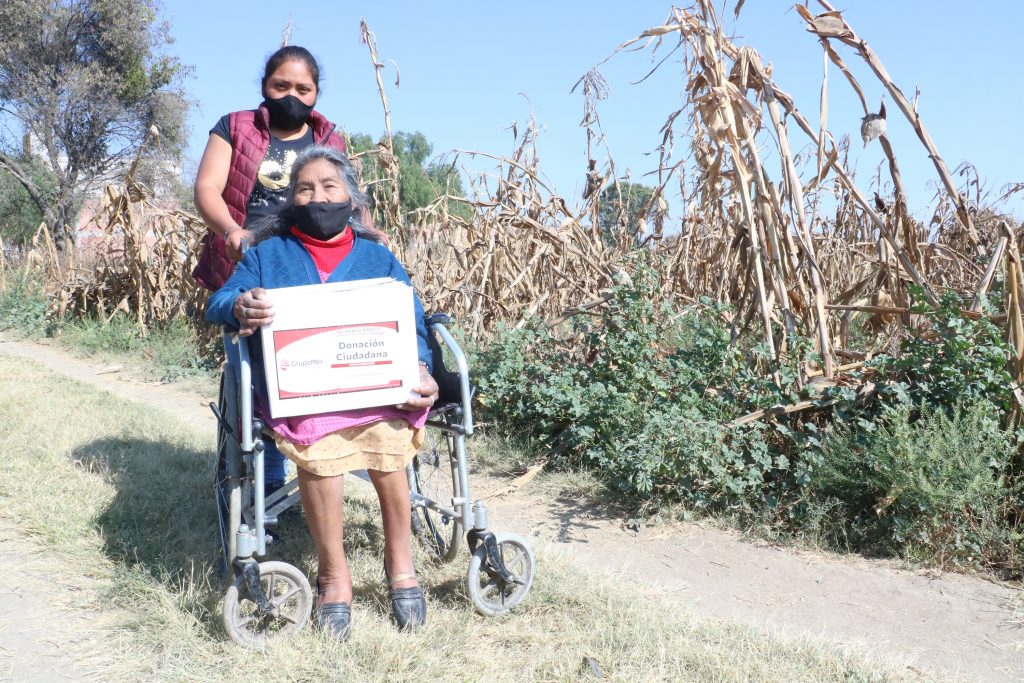 Reciben pobladores de San Pedro Cholula apoyos alimentarios del SEDIF