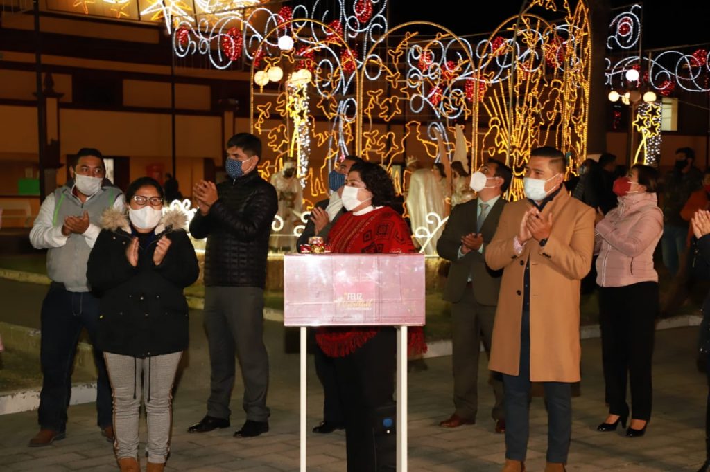 Desde San Andrés Cholula: Karina Pérez encabeza el encendido del árbol navideño