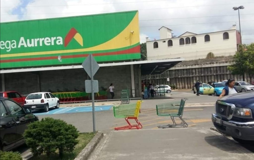 Asaltan Bodega Aurrerá en Huauchinango y se llevan 100 mil pesos de botín