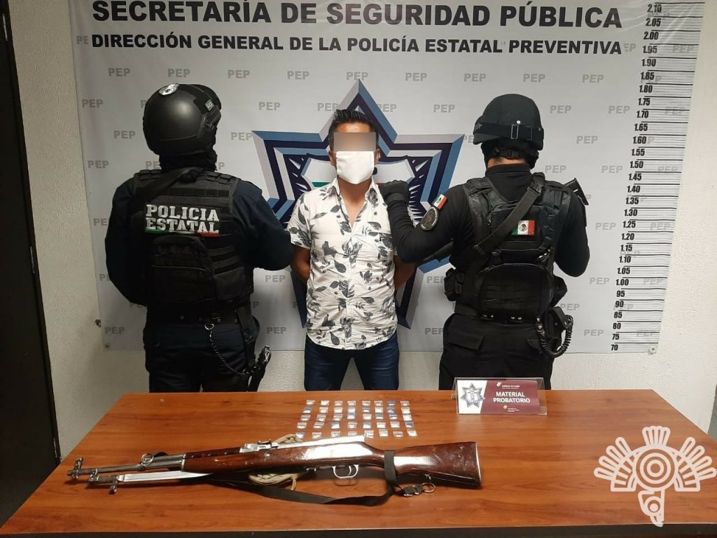 En Huauchinango, Policía Estatal detiene a hombre que portaba un “cuerno de chivo”