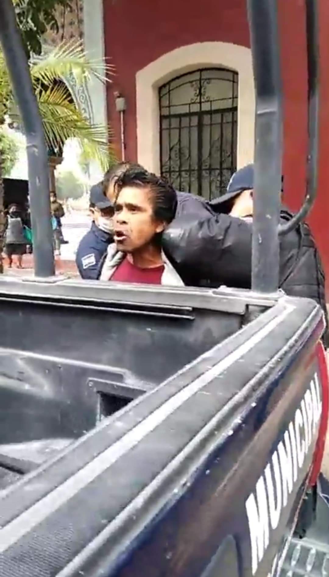 Policía de Tehuacán detiene a peligroso…bolero por no llevar cubreboca
